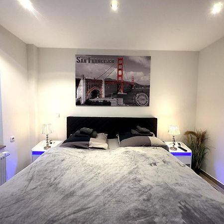 Ferienwohnungen Arp "2D" Mit Terrasse Und Parkplatz Itzehoe Exteriör bild